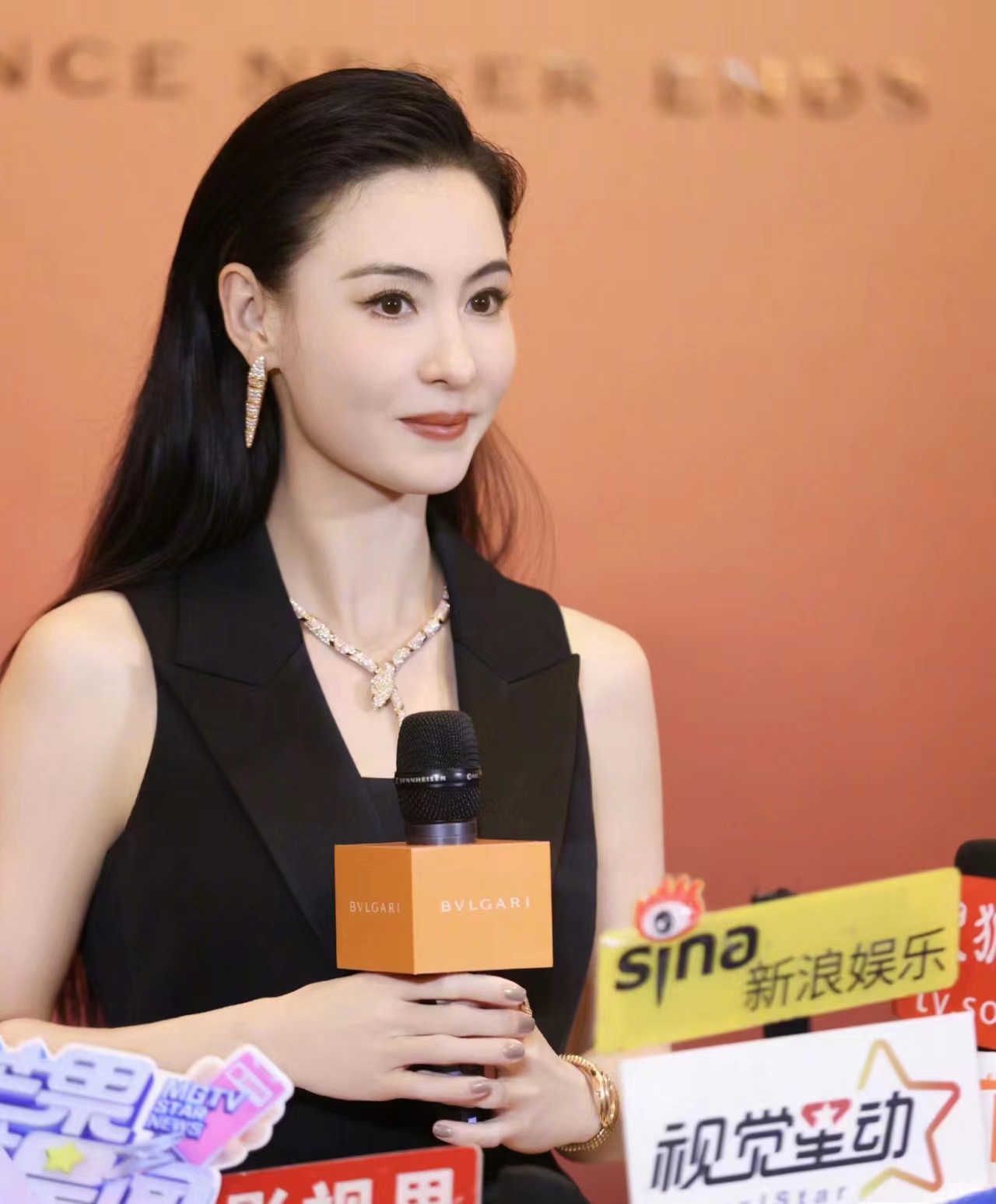 43 Year Old Cecilia Cheung And 24 Year Old Zhao Lusi Are In The Same Frame One Black And One 5783