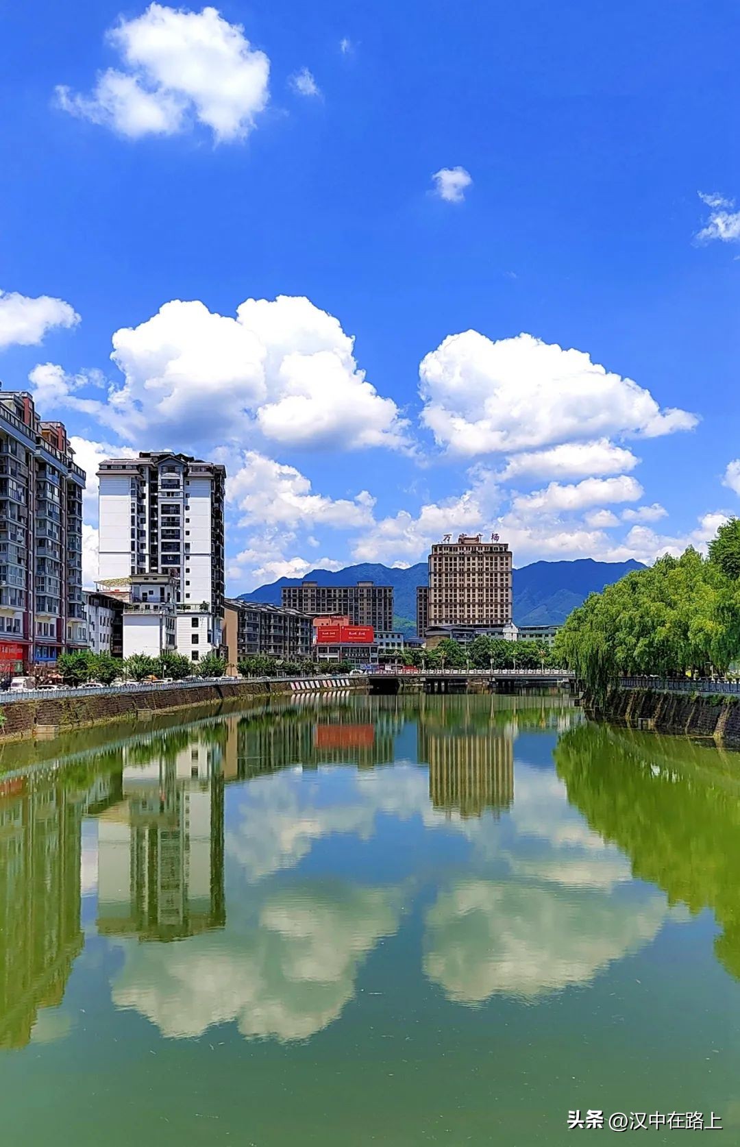 Beautiful, the small town of Ningqiang in Hanzhong - iNEWS