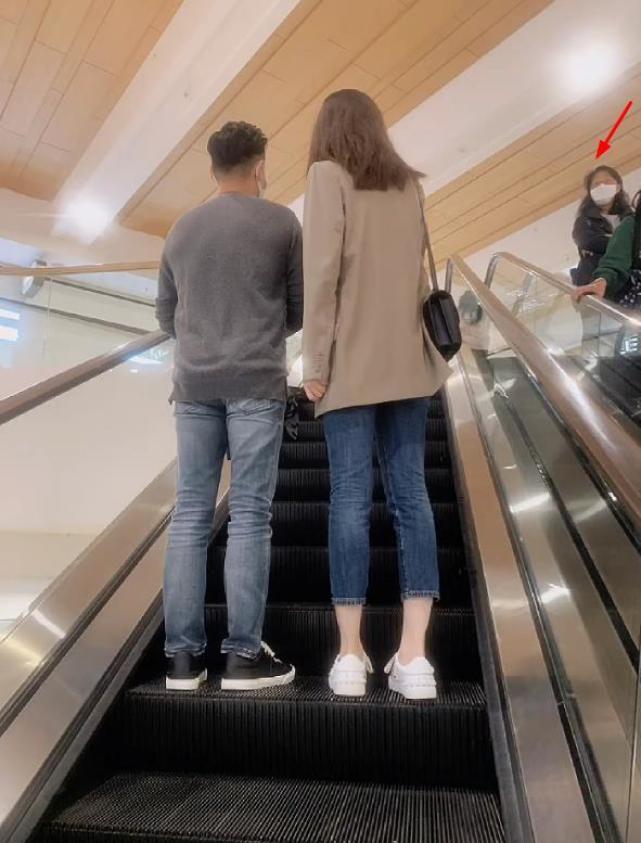 Xiong Dailin walks with Guo Kesong in his arms, wearing flat shoes is ...