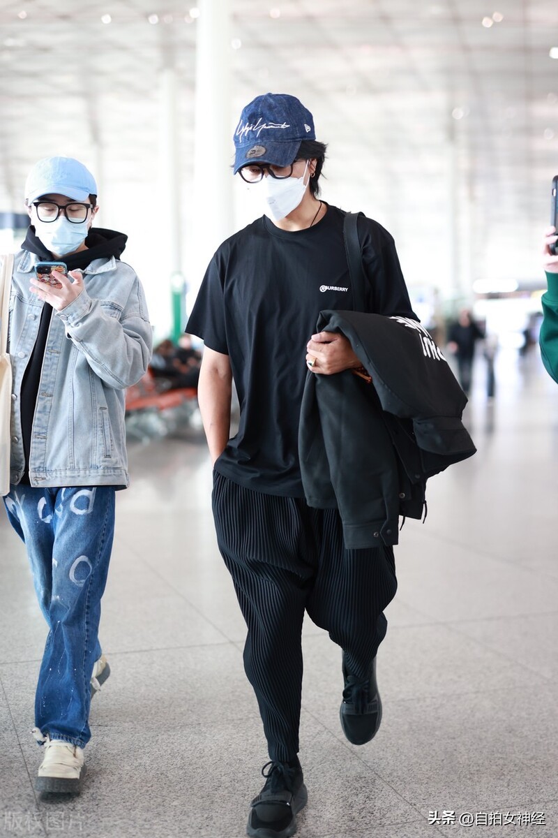 Chen Kun's all-black look showed up at the airport with a baseball cap ...