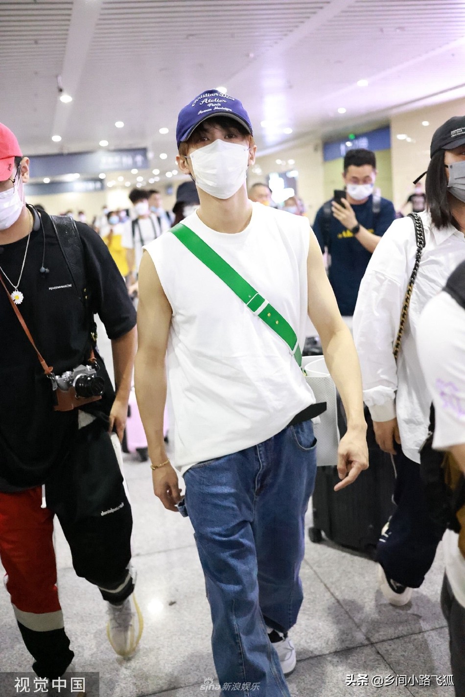 Tan Jianci arrives at Changsha Airport, wearing a sleeveless top is ...