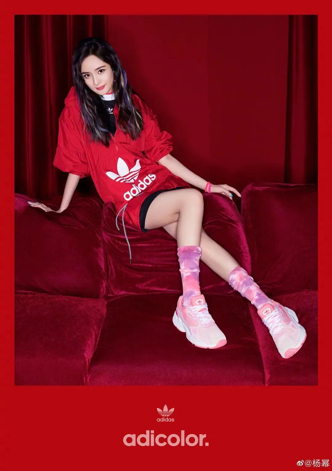 These female stars with slender and beautiful legs, Guan Xiaotong's