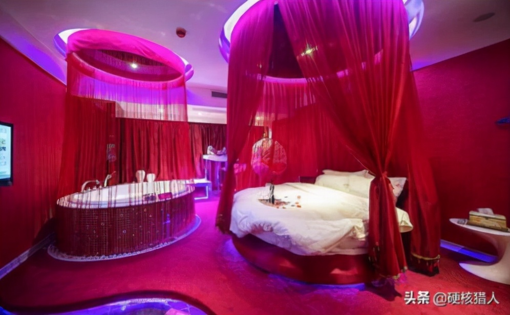 Is the "water bed" of a love hotel really full of water?Why many young