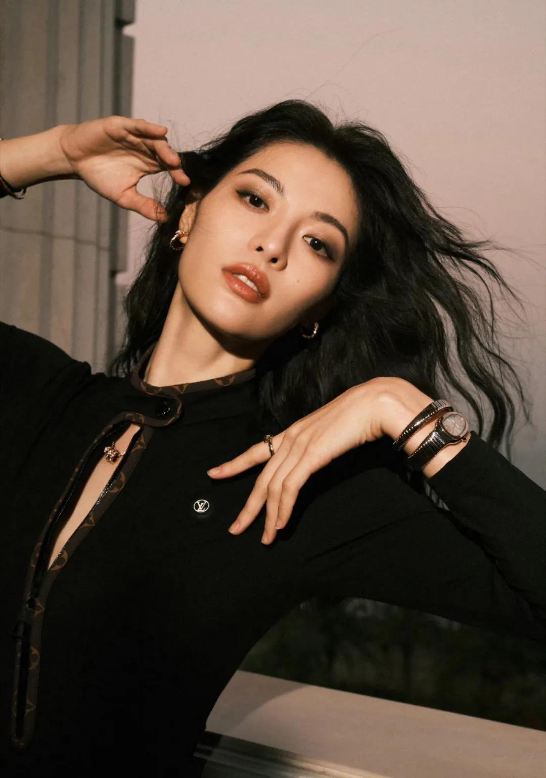 Zhong Chuxi in a black high-cut swimsuit by the sea, with big wavy