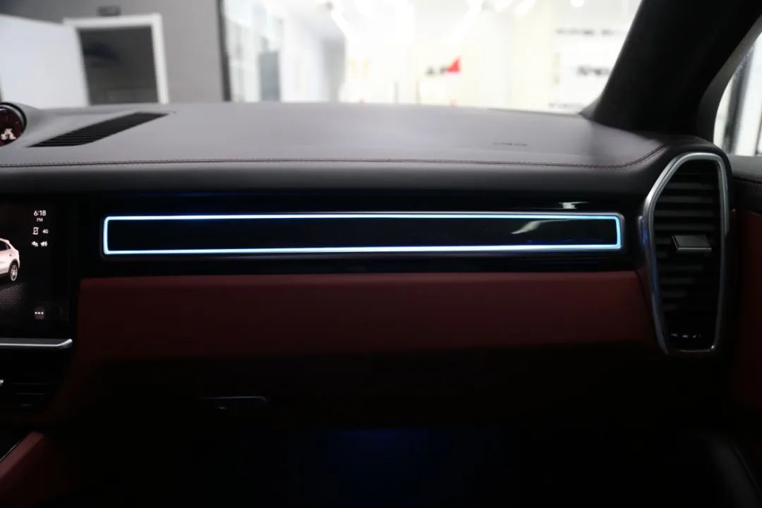 Porsche Cayenne upgrades multicolor ambient lighting to replace