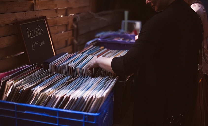 What is a vinyl record? What is the difference between vinyl and CD