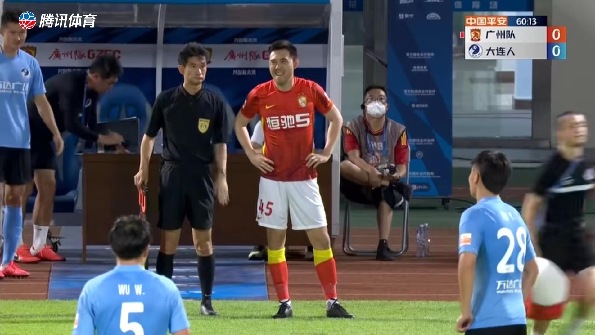 Li Xuepeng scolded the referee Guan Xing, but the referee Guan Xing ...