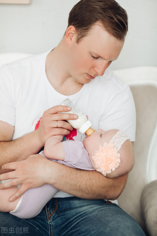 What should dads do while breastfeeding?Is it 'lactose intolerance' for