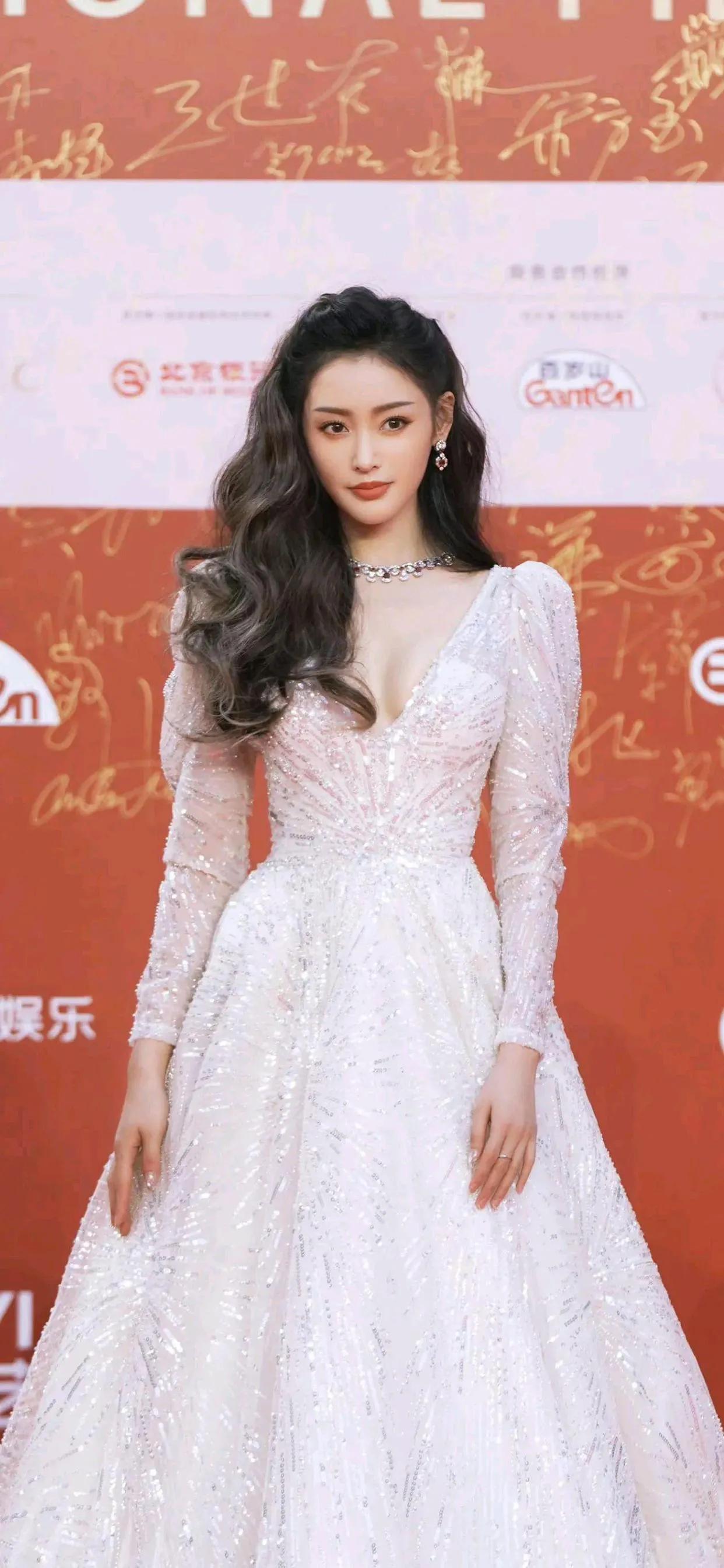 Sexy Goddess Zhang Tianai Inews