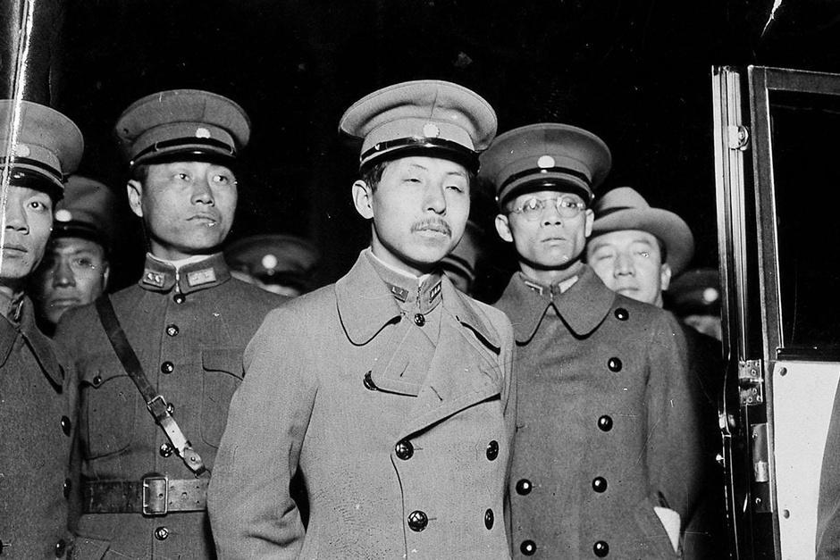 In the Xi'an Incident, who advocated the release of Chiang Kaishek