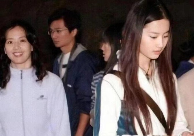 65-year-old Liu Xiaoli is as beautiful as a girl! Liu Yifei's fairy ...