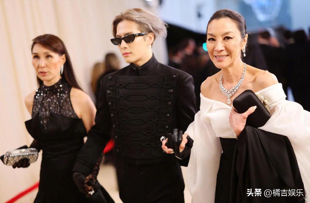 Michelle Yeoh, He Chaofeng and Wang Jiaer hold hands on the red carpet ...