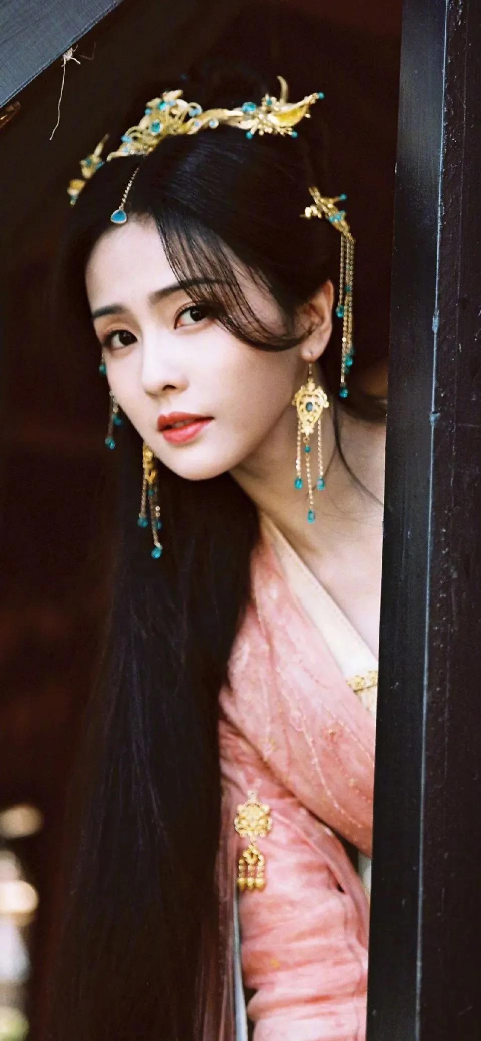 The white deer is so beautiful in Till The End Of The Moon, the shape