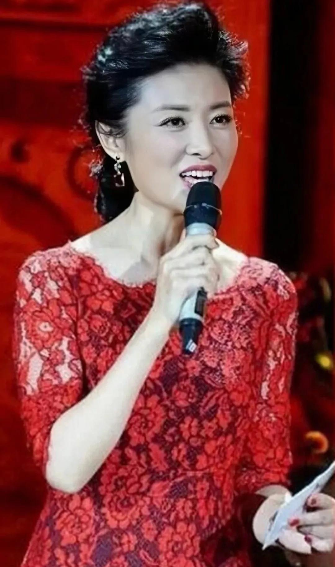 Zhou Tao, 53, is still so beautiful. Is there any secret? - iNEWS