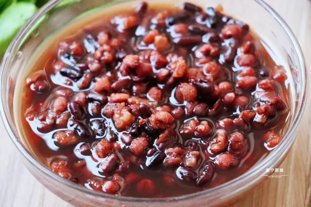 Cook red bean and barley porridge, choose red bean or red bean?A lot of