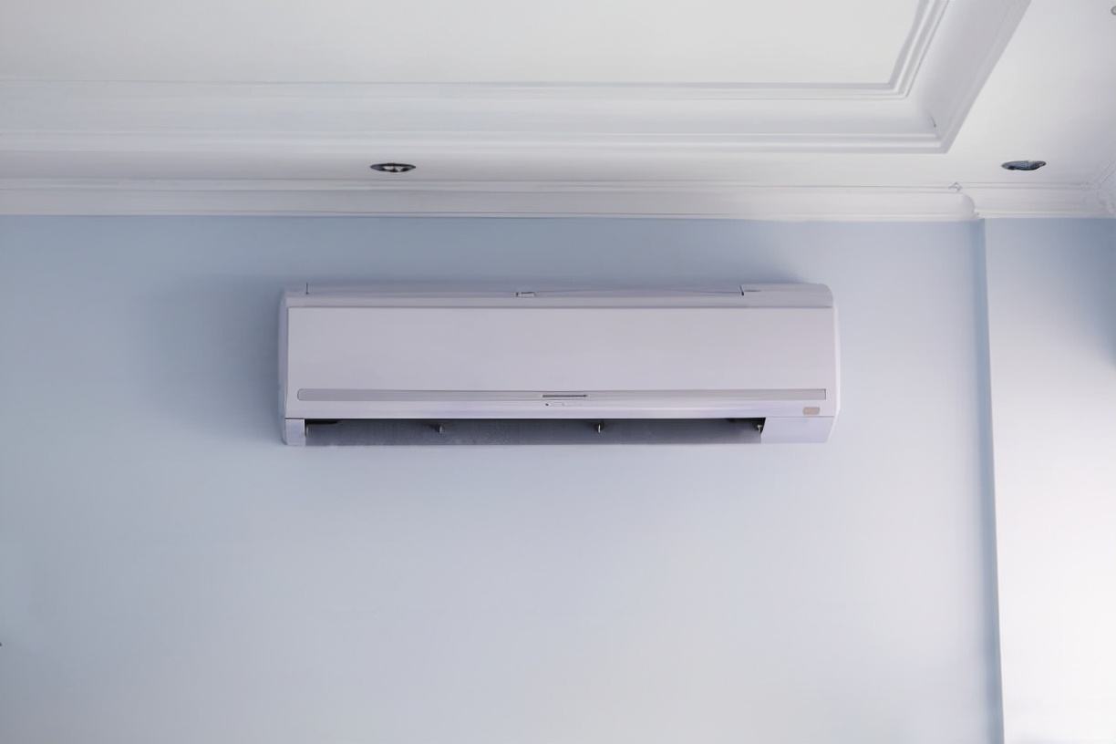 Why do many people not turn on the air conditioner for heating in winter? Is it