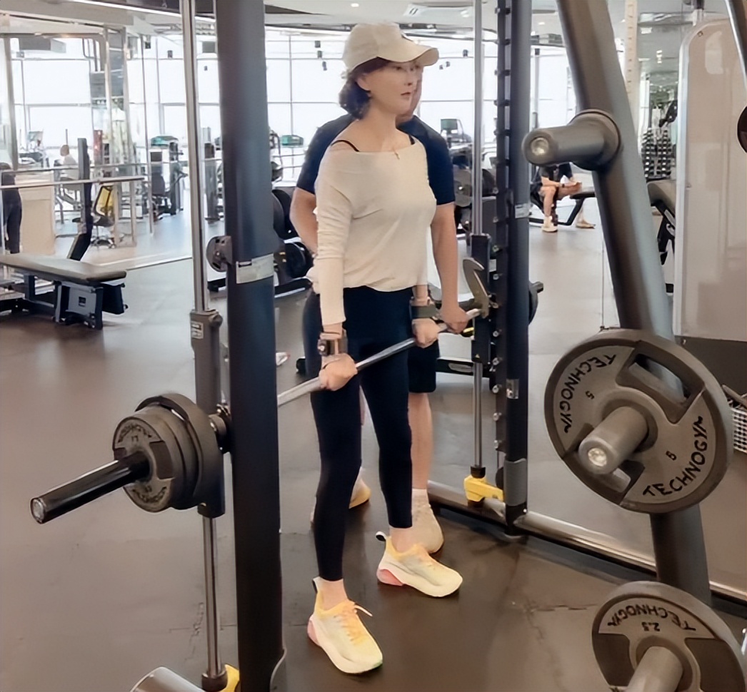 50-year-old Niu Li works too hard!Wearing a sling is full of sweat on ...