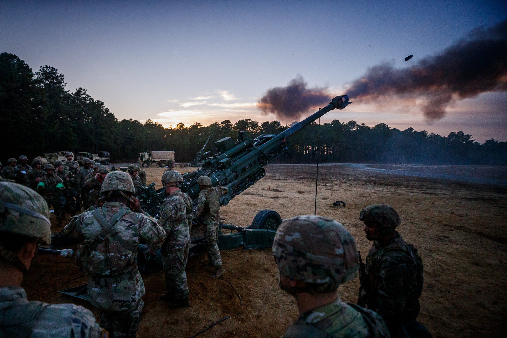 US Army soldier fires M777A2 155mm howitzer during a qualification test ...
