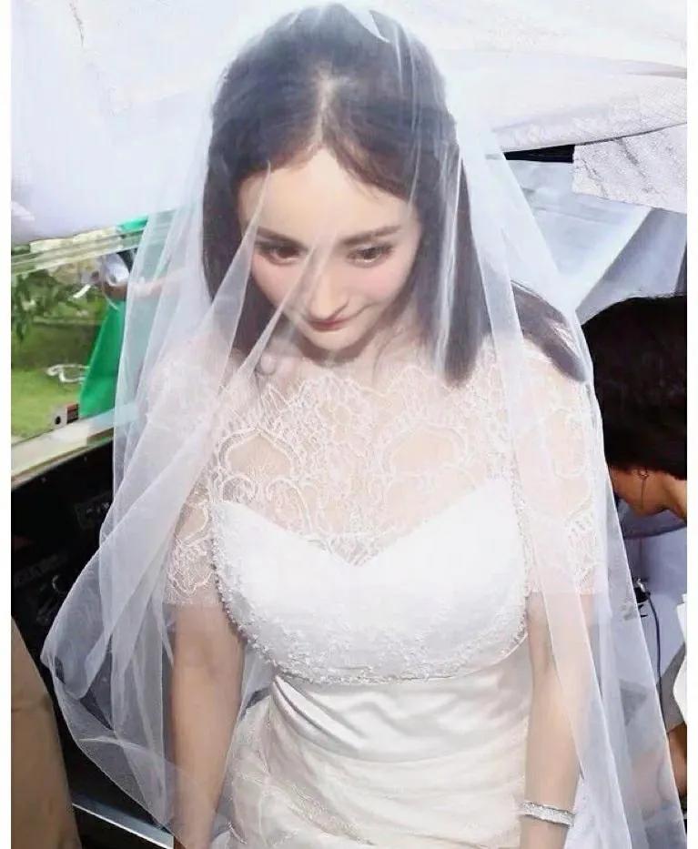 The simplest wedding dress is the white moonlight in my heart, the most