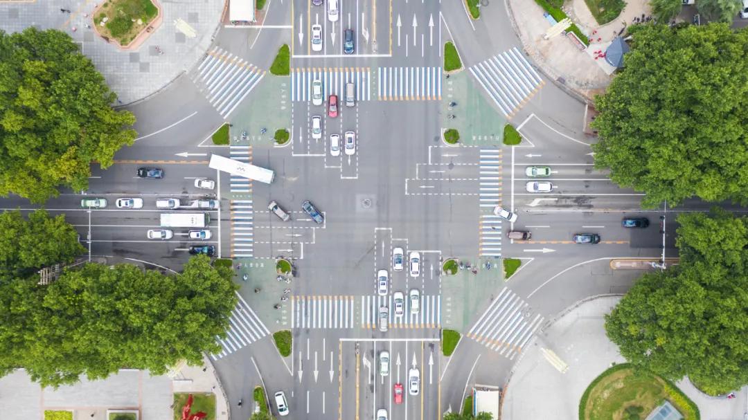 How to navigate an intersection without traffic lights?Who should let who?keep these points in