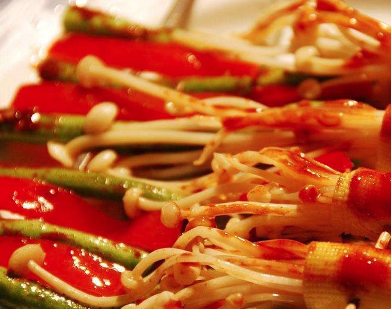 The enoki mushrooms commonly known as "see you tomorrow" are eaten for