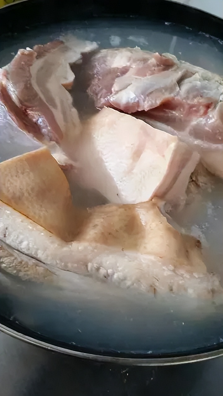 Commonly used small methods for removing fishy smell from braised pork