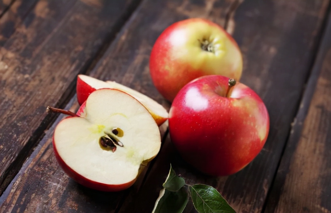 Golden apples in the morning, silver apples at noon, poisonous apples