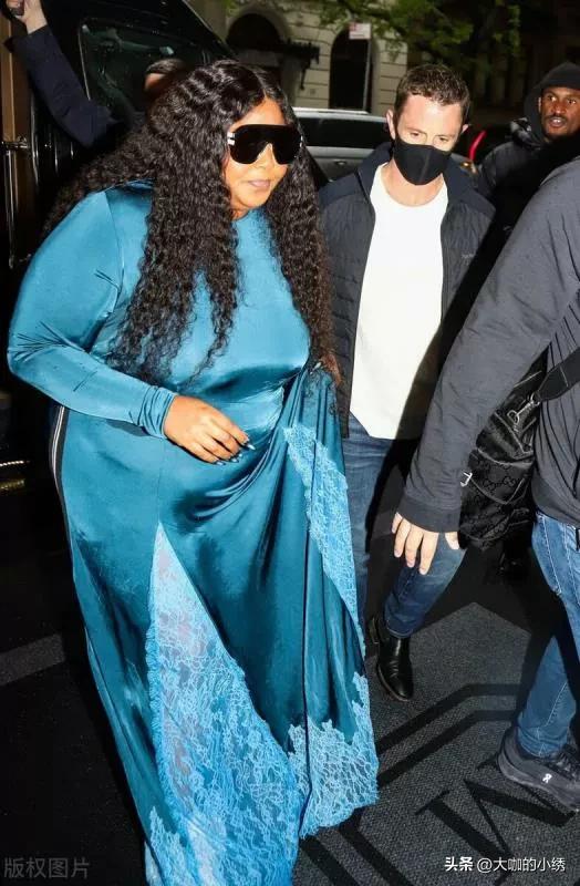 Lizzo is wearing a blue satin lace stitching dress + sunglasses casual ...