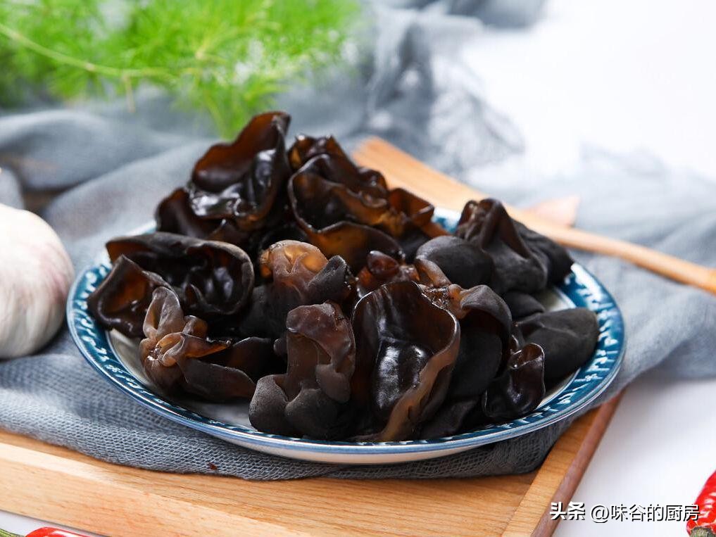 Remind the middleaged and the elderly eat less rice noodles and pork