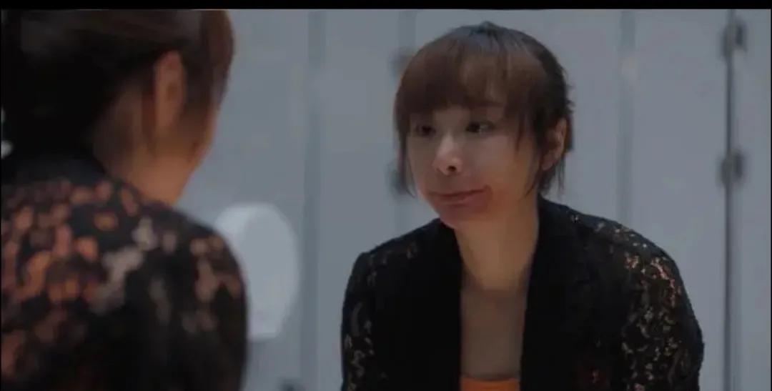 In "The Knockout", sisterinlaw Gao Ye bent down to tie Yu Hewei's