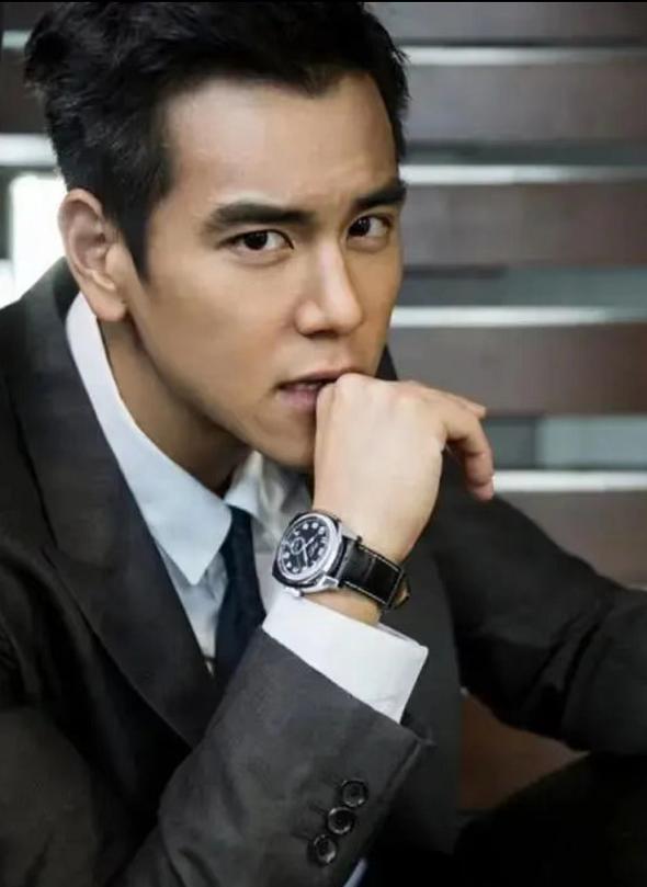 After Eddie Peng stayed at home, his afro-haired beard was sloppy ...