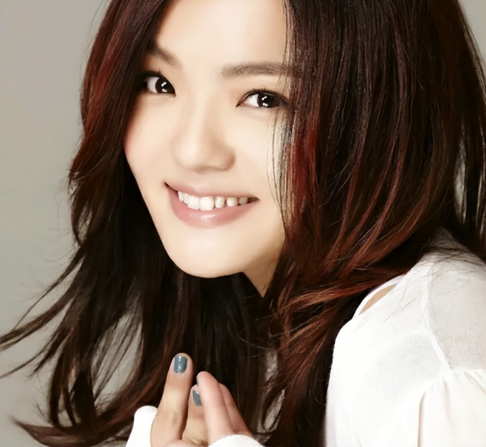 Xu Jiaying appeared at the Jinan Music Festival, with a song "Riding a