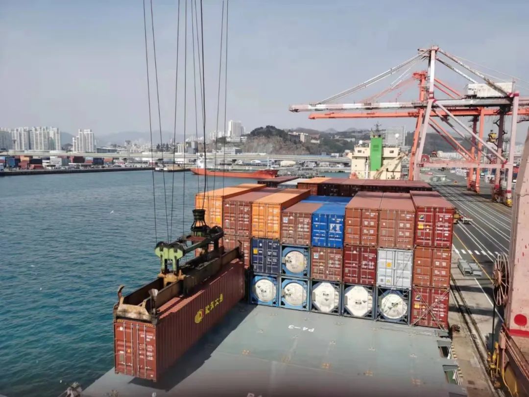 500 containers entered the sea along the river, and the ship on the ...