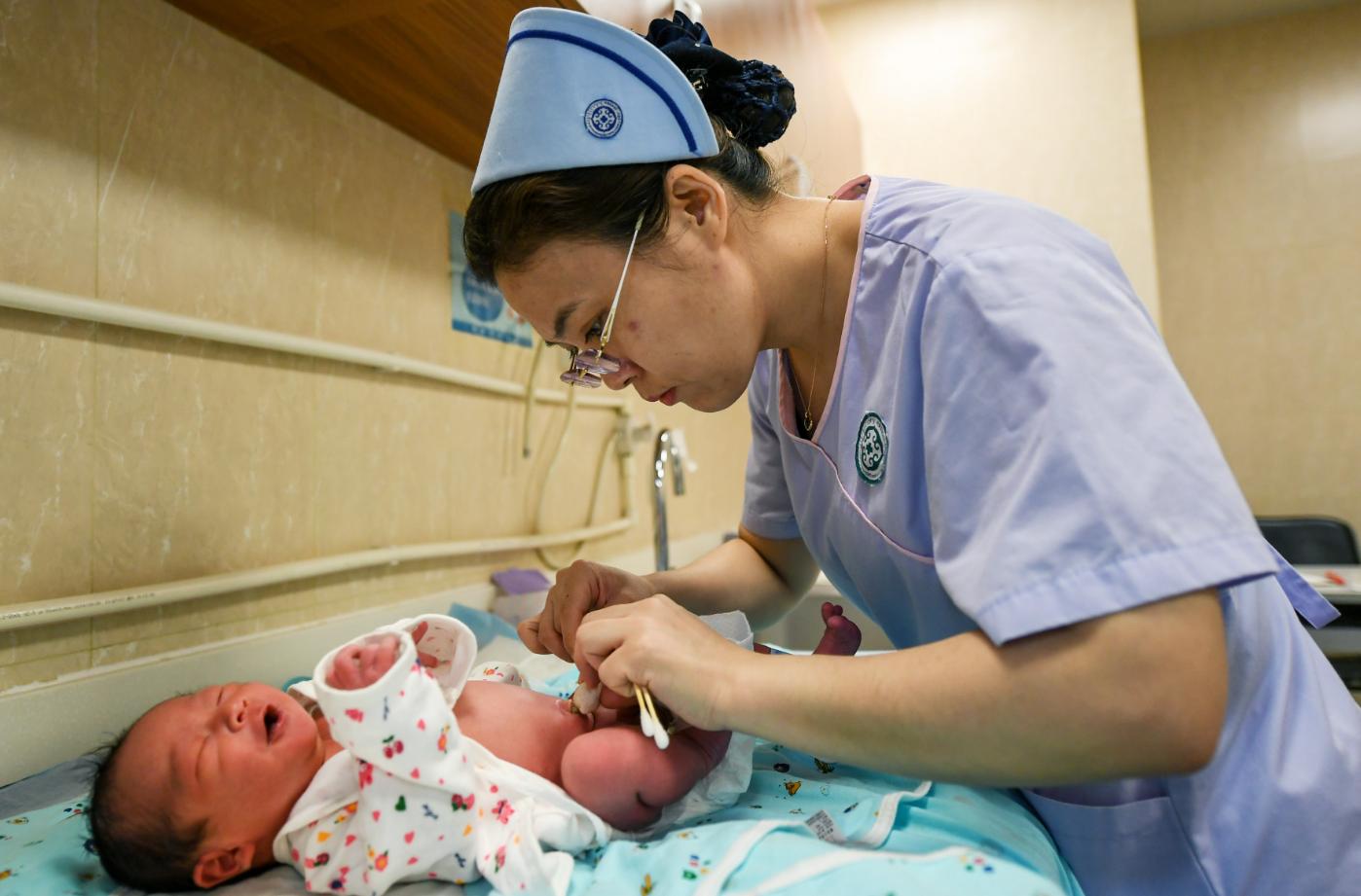 How to care for newborns before and after the umbilical cord falls off