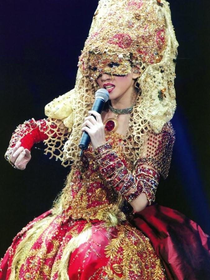 Suffering from cancer, wearing diapers and persisting on stage, married