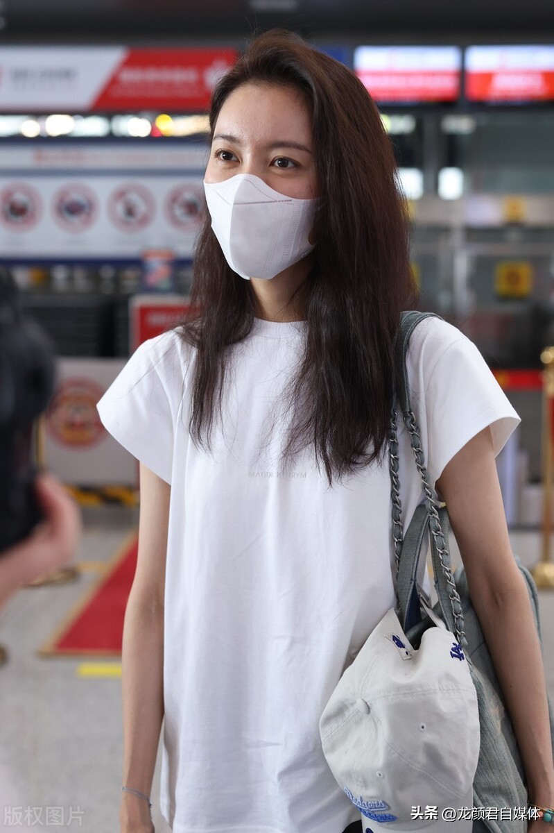 Gao Lu appeared at Beijing Airport in a white T-shirt and black ...