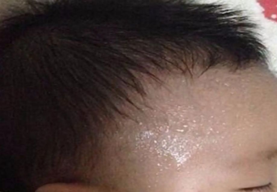 What's the matter with the baby sweating while sleeping?The reason is