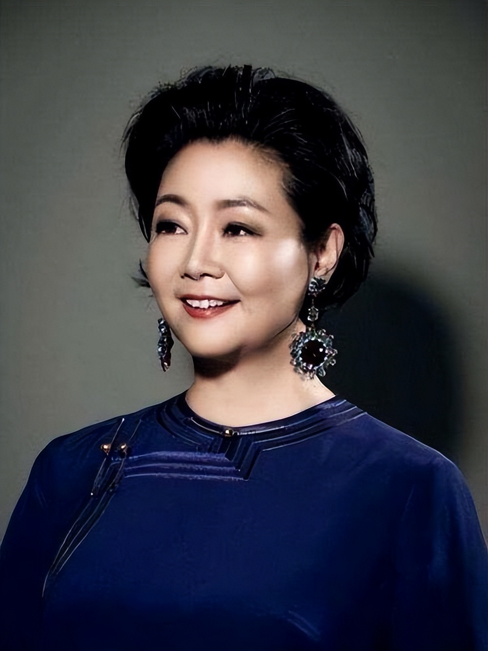 After seeing the 54yearold Sarina wearing a dark skirt and choosing a