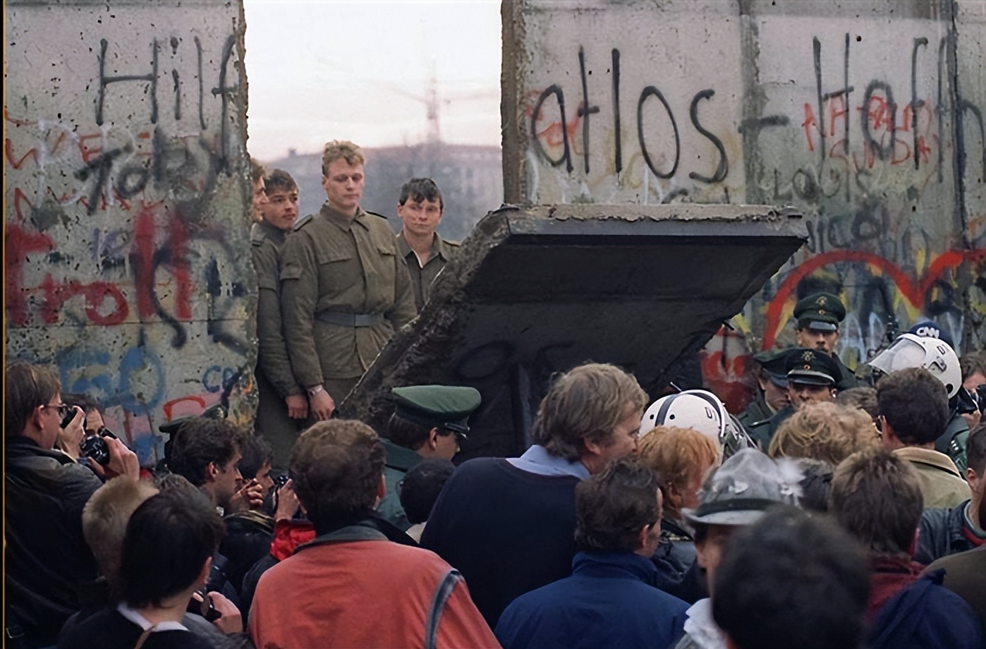 The Historical Significance of the Fall of the Berlin Wall iMedia
