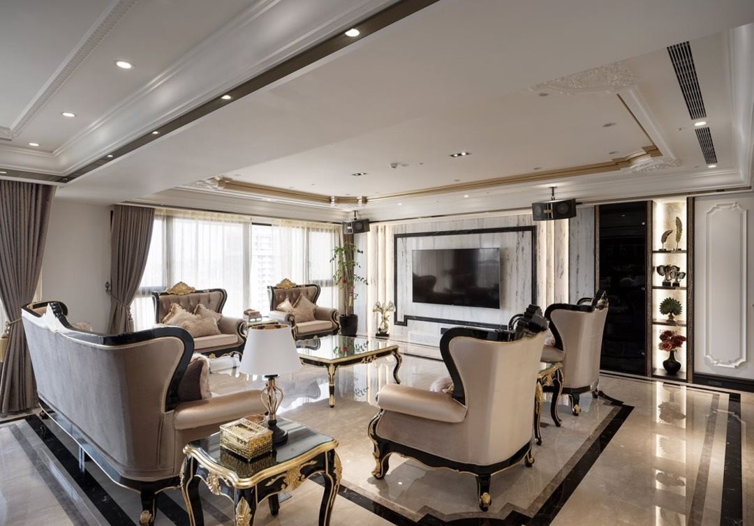 He moved the court home! 331㎡ classical style mansion, light and ...