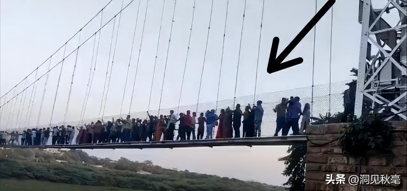 Suspension bridge collapse in India has caused 91 victims to scream iNEWS