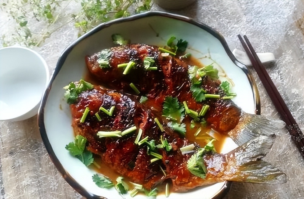 How to cook braised fish without sticking to the pan? The old chef teaches you the tricks of