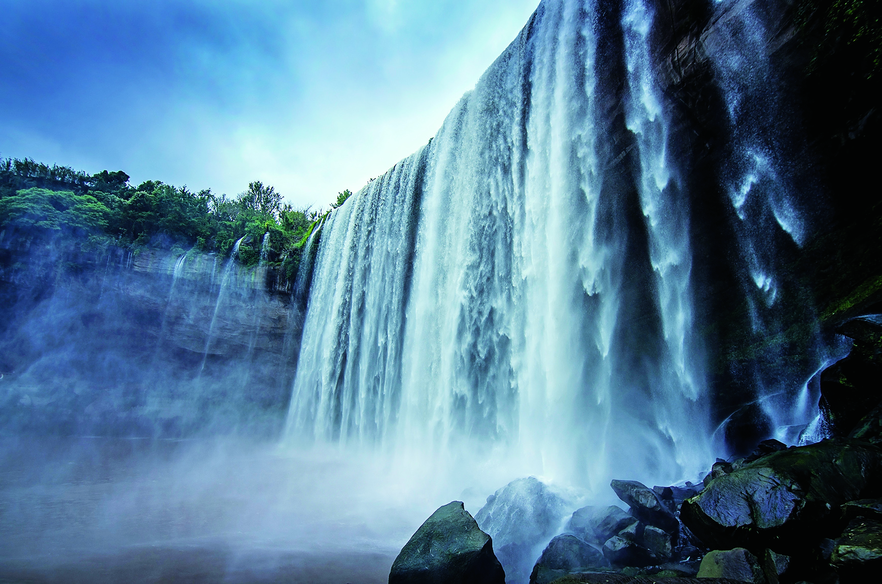 In nature, what methods can produce negative oxygen ions? iNEWS