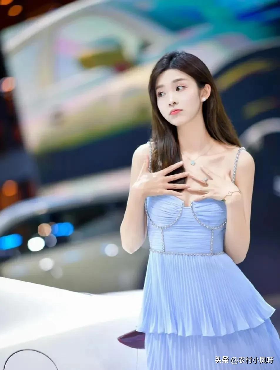 Liang Li Model The most beautiful car model Li Liangliang - iNEWS