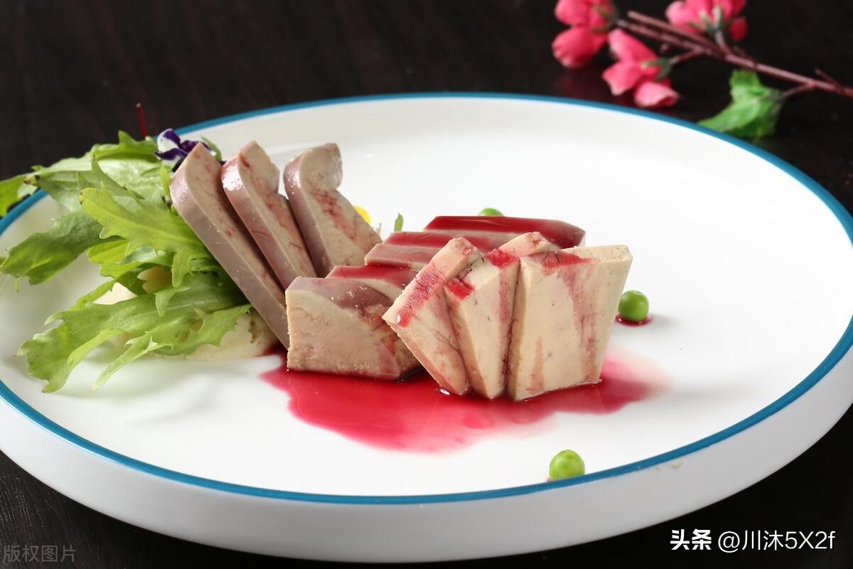 The production process of foie gras, which is banned from sale in many countries, is very cruel