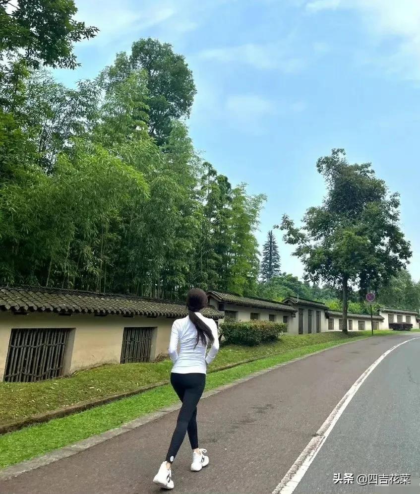 Zhao Lusi plays the guzheng in kitten pajamas so playfully, calling for