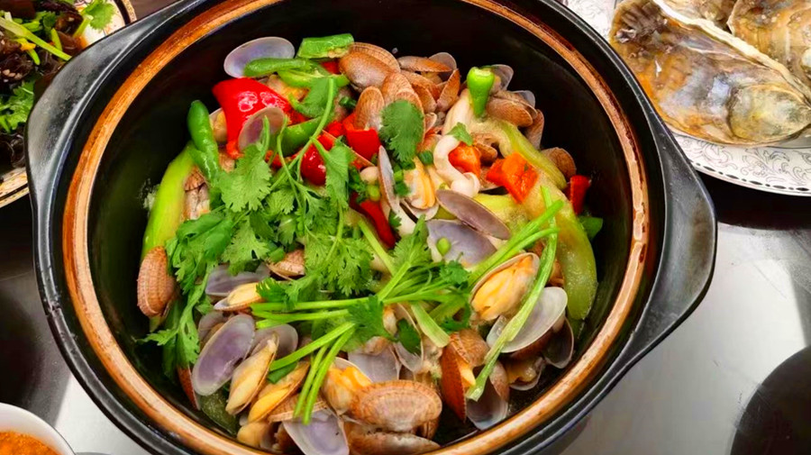 It's so easy to remove the sand from the clams. Don't just add salt. I