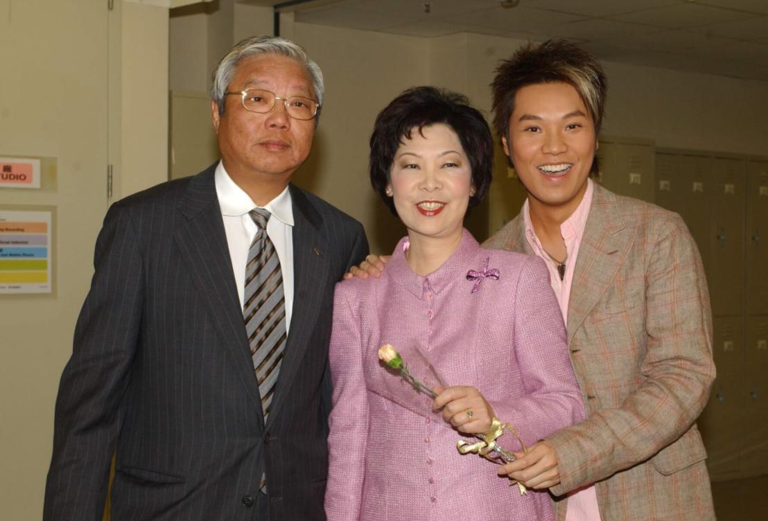 香港30億闊太去世,鄭嘉穎攙扶母親現身祭拜,周潤發謝霆鋒送花圈 - 資訊咖