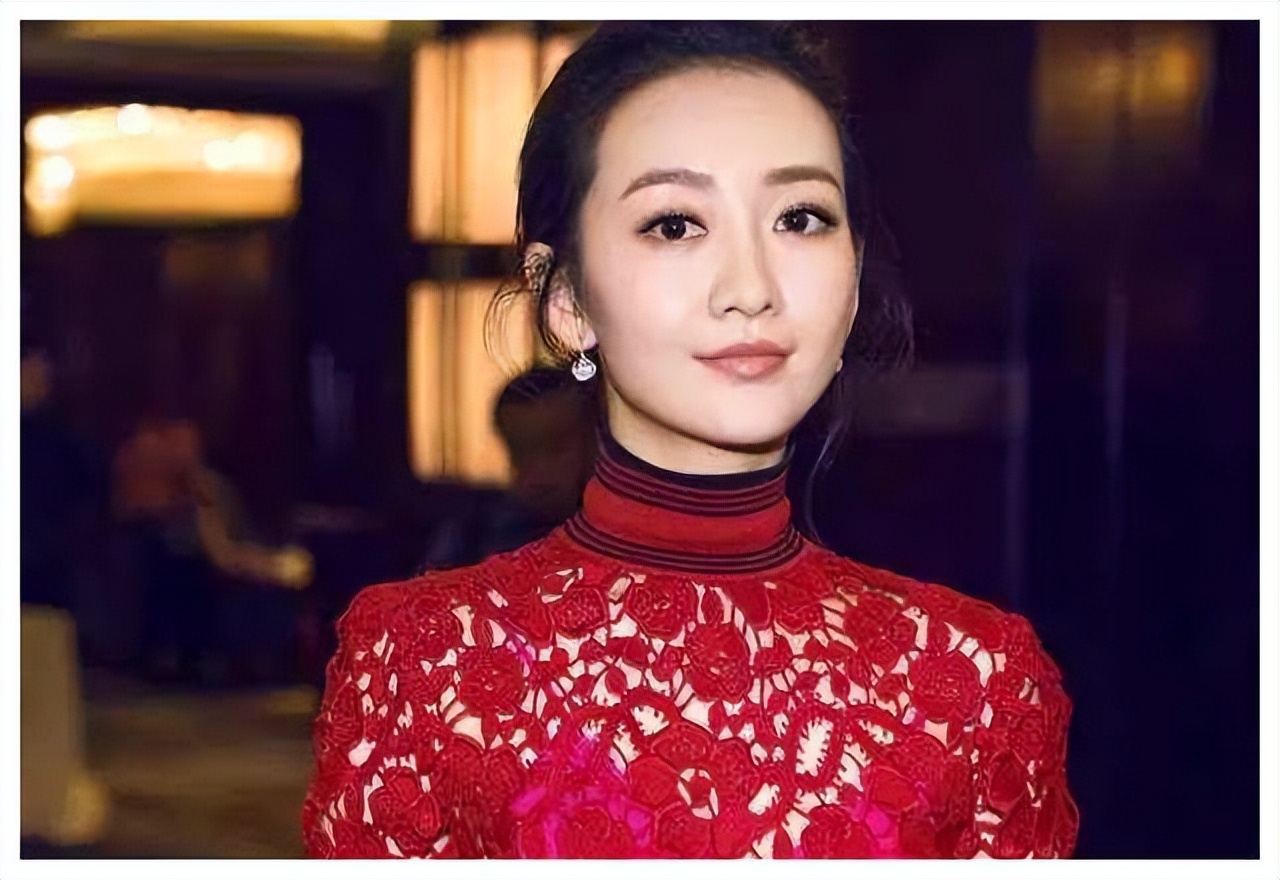 She is a famous CCTV hostess, but because of plastic surgery, she was "destroyed" and was