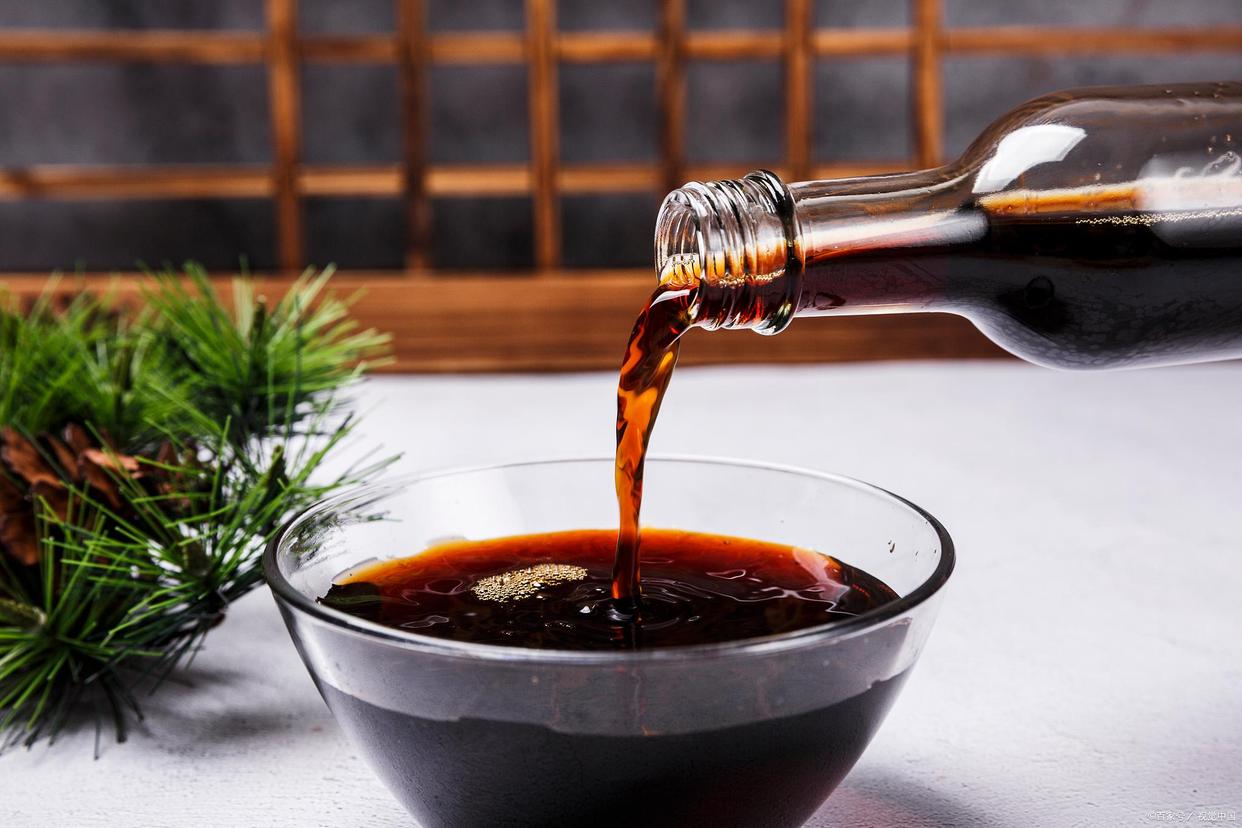 The difference between "light soy sauce" and "old soy sauce" is